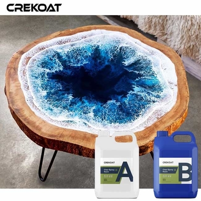 Gemaakte heldere epoxyhars verandert hout in een boeiende kunst met een hoge glans